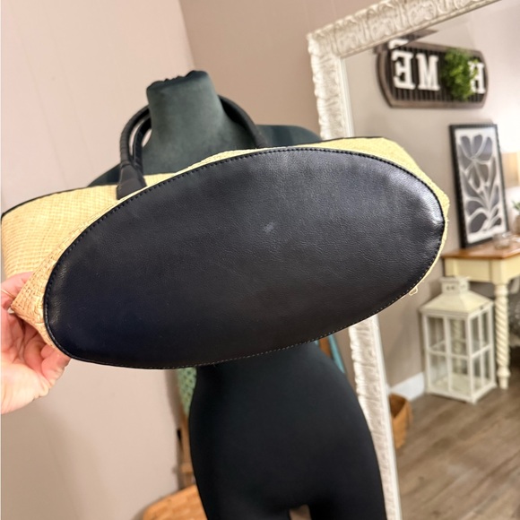 Victoria’s Secret • Large Straw Tote in Lemons - Picture 7 of 14